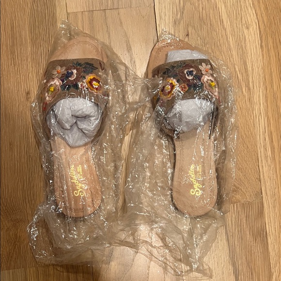 Seychelles Tan Floral Embroidered Sandals. Size 8 - Picture 8 of 8